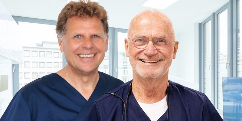 Portrait von Axel Schröder und Wolfgang Bolz in blauen Kasacks